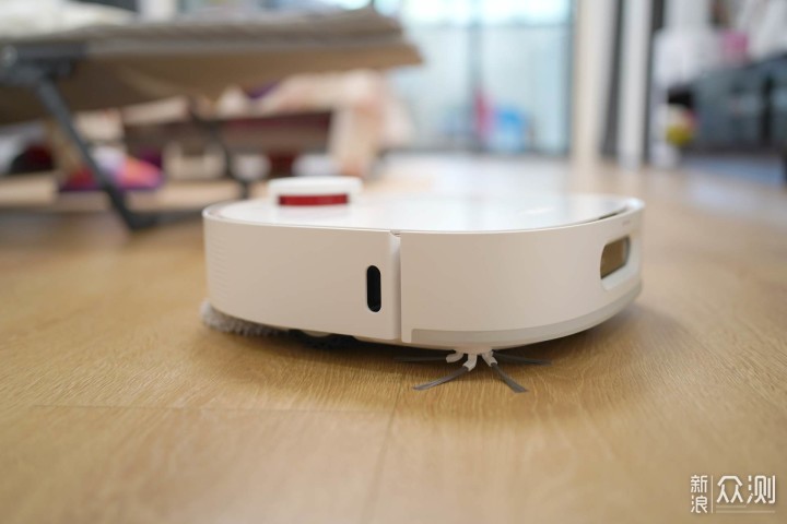 Robot hút bụi lau nhà DreameBot W10 Pro (bản quốc tế) có bình nước và tự điều chỉnh mức độ sử dụng nước